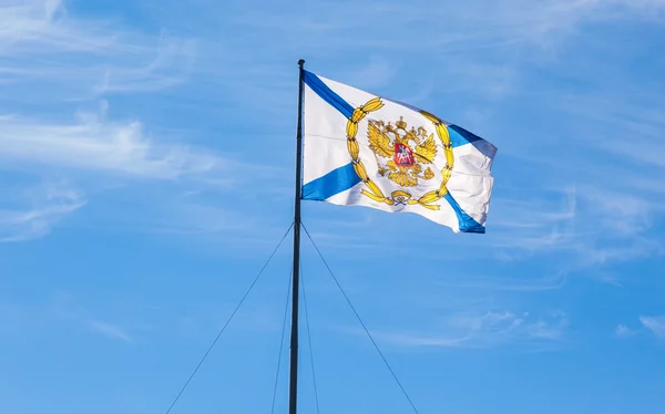 Bandeira de Santo André no edifício do Almirantado em São Petersburgo, R — Fotografia de Stock