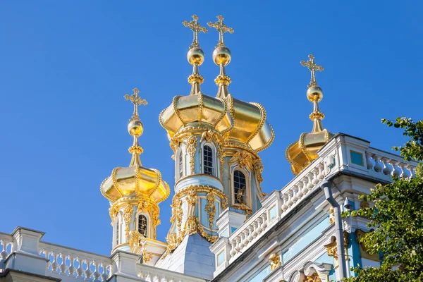 Golden domes of the Church of the Resurrection of Christ against — Stock Photo, Image