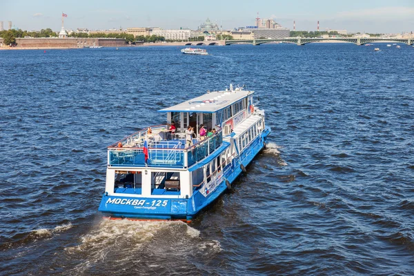 Flod krydstogtskib sejler på floden Neva i St. Petersborg, R - Stock-foto