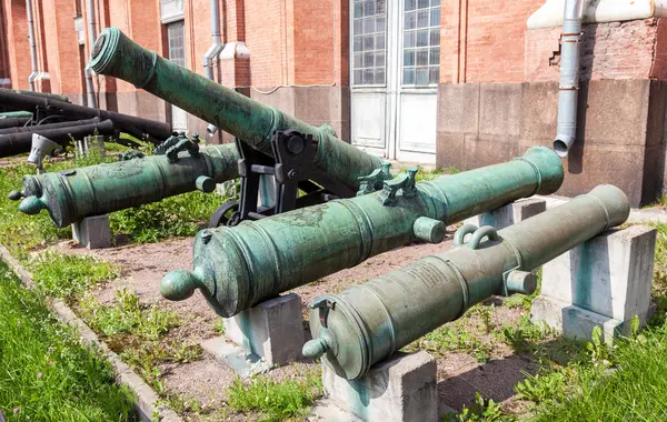 Anciens canons en bronze dans le musée de l'artillerie en été journée ensoleillée — Photo