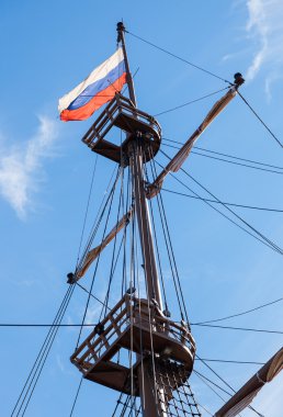 Bir arka plan o gemi yelken bir direk üzerinde Rus bayrak sallaması