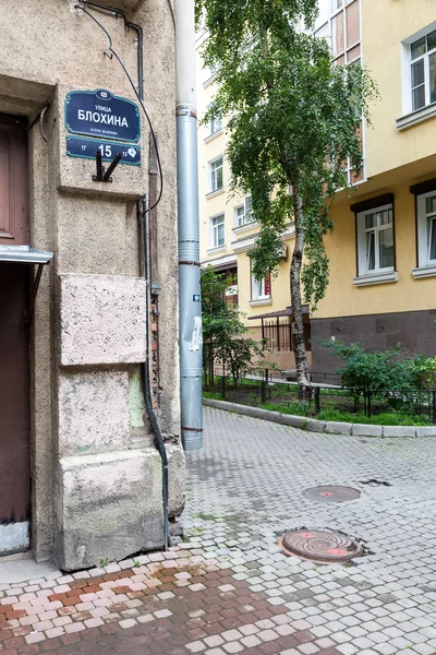 Corner of the house on Blokhin street 15 worked as a boiler room — Stock Photo, Image
