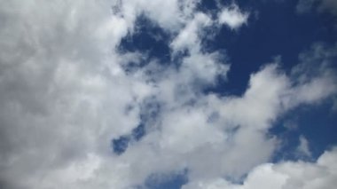 arkaplan olarak bulutlu gökyüzü