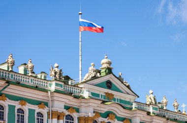 St. Petersburg, Rusya'nın bina Hermitage Rus bayrağı
