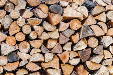 Arka plan olarak doğranmış ve yukarı yığın kuru odun