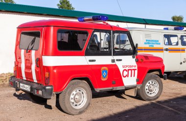 Kurtarma araba sokakta park edilmiş. Rusya üzerindeki metin: 