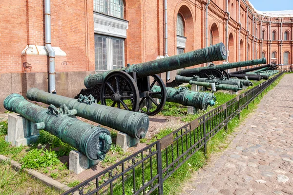 Ancient bronze cannons in Museum of Artillery  in St. Petersburg — Stock Photo, Image