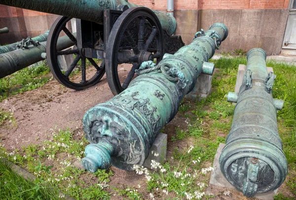Starověké Bronzová děla v muzeum dělostřelectva v Petrohradu — Stock fotografie