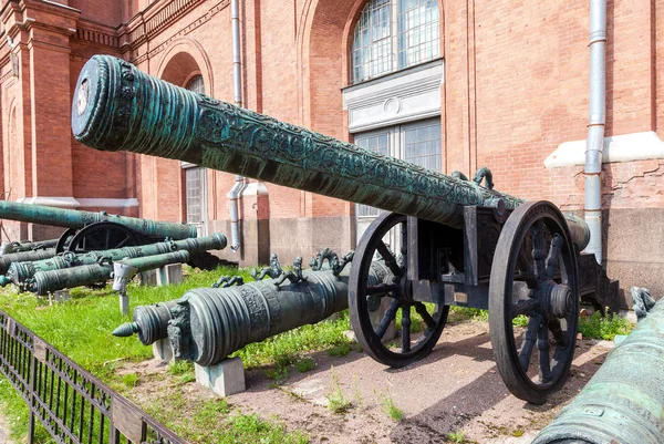 Oude bronzen kanon "Koning Achilles" 1617 jaar in Museum of Art — Stockfoto