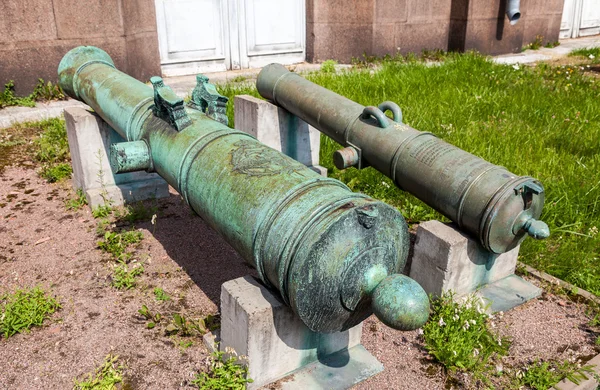Antika brons kanoner i museet för artilleri i St Petersburg — Stockfoto