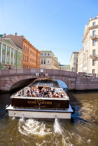 Toeristische boot gaat door het kanaal in St. Petersburg, Rusland — Stockfoto