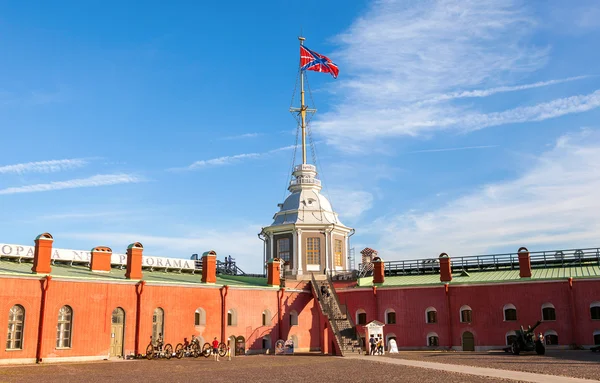 Serf bendera Angkatan Laut Rusia pada tiang bendera di Naryshkin Bastion — Stok Foto