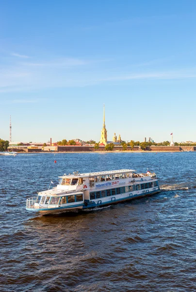 Rivier cruise schip zeilen aan de rivier de Neva in Sint-Petersburg, R — Stockfoto