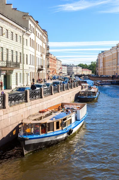 Toeristische boot gaat door het kanaal in St. Petersburg, Rusland — Stockfoto