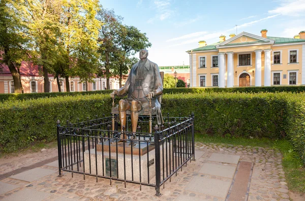 Памятник Петру I на фоне гвардии в П — стоковое фото