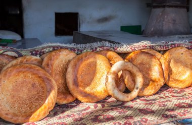 Geleneksel iştah açıcı taze ekmek, satış yuvarlak Doğu