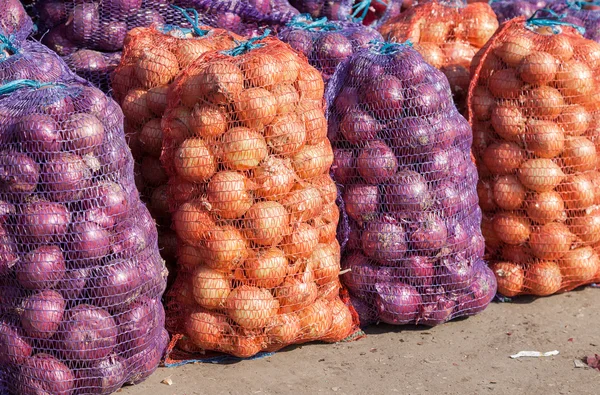 Cebollas ecológicas frescas a la venta en el mercado agrícola —  Fotos de Stock