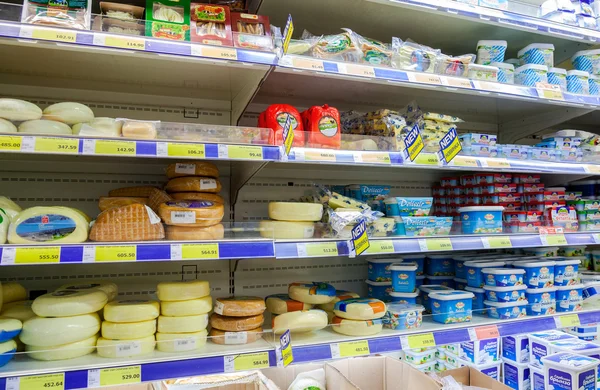 Sale of cheese in the hypermarket METRO — Stock Photo, Image