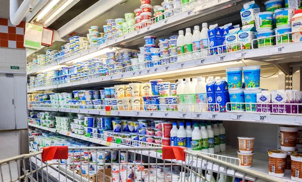 Verse melk produceert klaar voor verkoop in de hypermarkt Karusel — Stockfoto