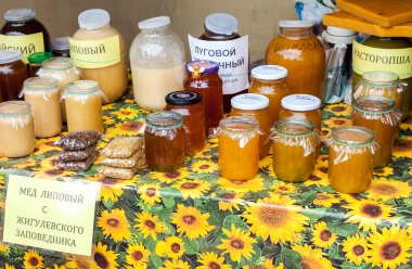 Tatlı taze bal geleneksel çiftçi mark satışa hazır