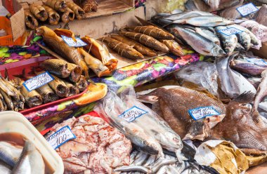 Ham ve füme balık Samar çiftçi pazarda satışı hazır