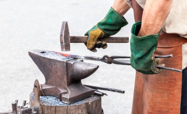 Dekoratif bir unsur örs üzerinde yapma demirci