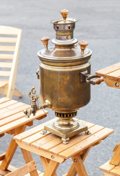 Antiguo objeto tradicional ruso para la ceremonia del té - samovar de cobre —  Fotos de Stock