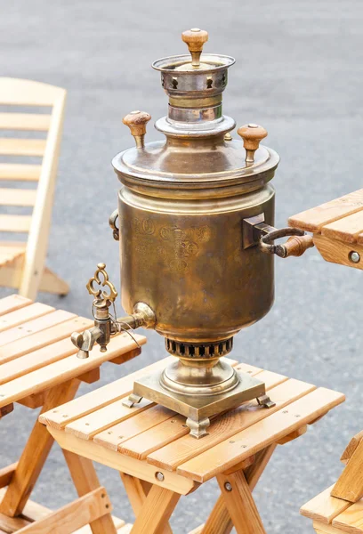 Ancien objet traditionnel russe pour la cérémonie du thé - samovar en cuivre — Photo