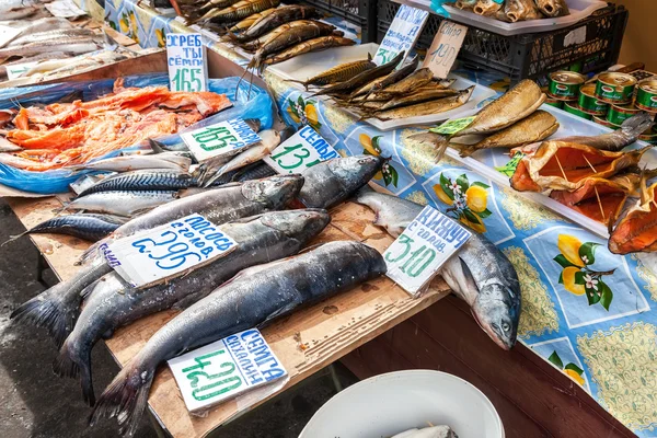 原料和熏制鱼准备在萨马农民市场发售 — 图库照片