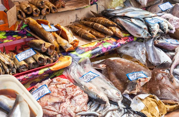 Poisson cru et fumé prêt à la vente au marché fermier de Samar — Photo