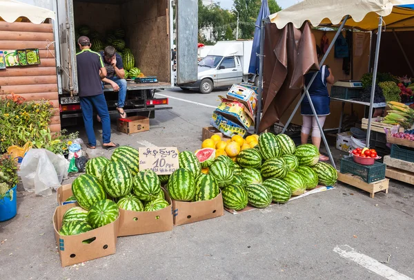 Pastèques et légumes frais prêts à la vente à la ferme locale — Photo