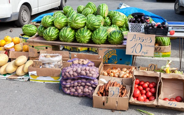 Fresh vegetables and fruits ready to sale at the local farmers m — Stock Photo, Image