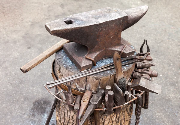 Old anvil with blacksmith tools on the outdoors — Stock Photo, Image