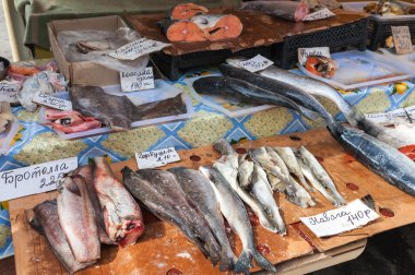 Ham ve füme balık Samar çiftçi pazarda satışı hazır