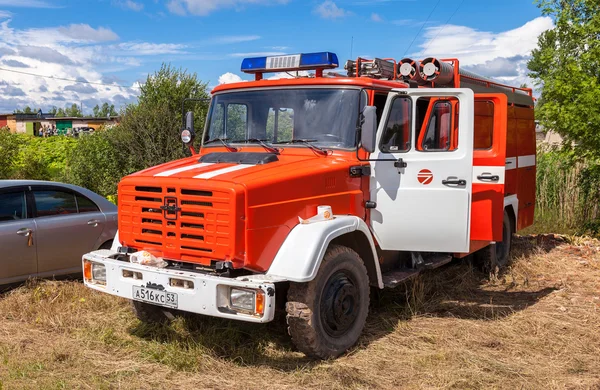 Camión de bomberos estacionado en el campo en verano — Foto de Stock