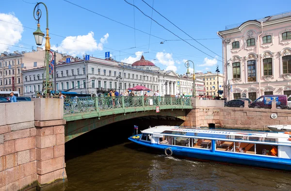 Toeristische boten gaat via het kanaal op een zonnige dag in St. huisdier — Stockfoto