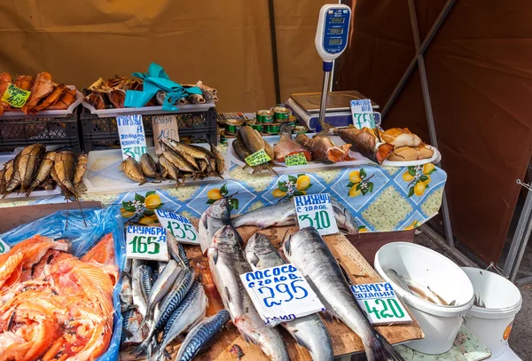原料和熏制鱼准备在萨马农民市场发售 — 图库照片