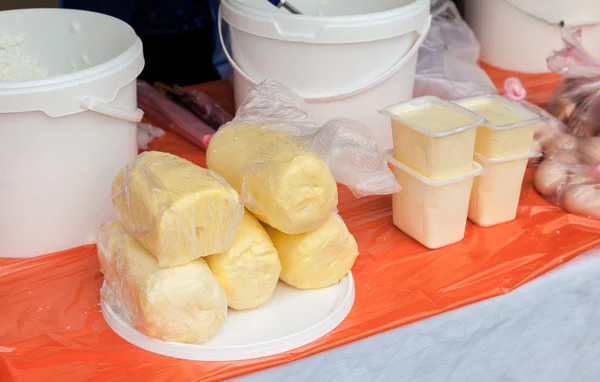 Mantequilla fresca lista para la venta en el mercado de los agricultores —  Fotos de Stock
