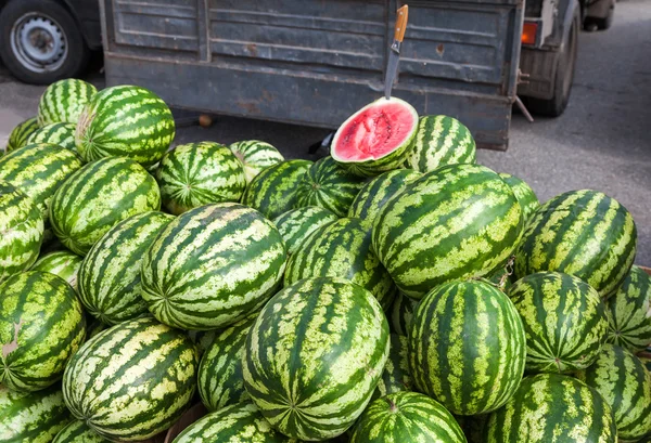 Čerstvé melouny k prodeji na místní zemědělce, na trhu — Stock fotografie