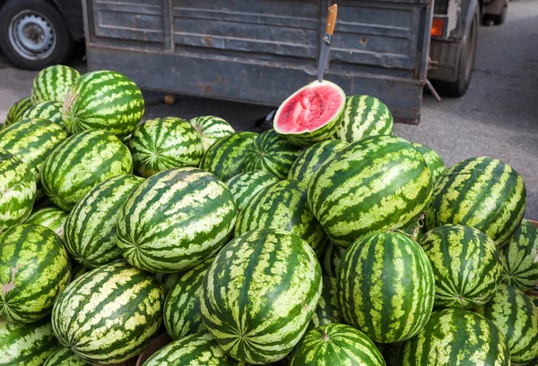 Sandías frescas a la venta en el mercado de agricultores locales —  Fotos de Stock