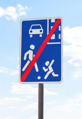 Trafik işareti konut bölge sonu gökyüzüne karşı