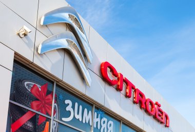Citroen resmi Bayilik işareti mavi gökyüzü karşı
