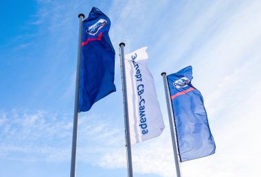 Mavi gökyüzü üzerinde resmi satıcı Datsun bayrakları