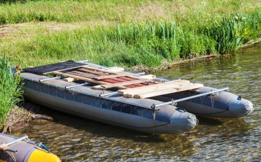 Yaz günü göl kıyısında spor katamaran