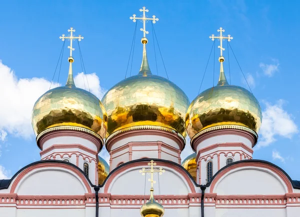 Golden domes of Russian orthodox church in Valday monastery agai — Stock Photo, Image