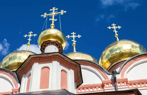 Cúpulas de ouro da igreja ortodoxa russa em Valday mosteiro agai — Fotografia de Stock