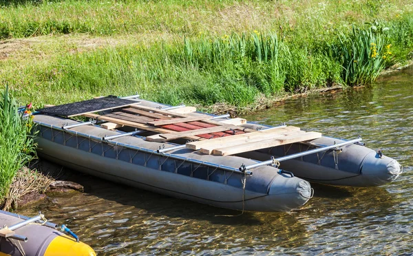 Sport catamaran aan de oever van lake in zomerdag — Stockfoto