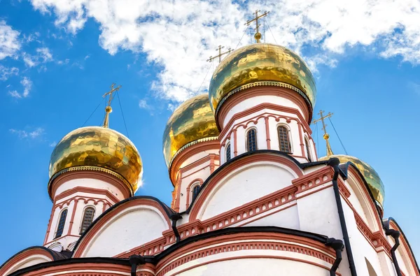 Gouden koepels van Russisch-orthodoxe kerk in Valday klooster agai — Stockfoto