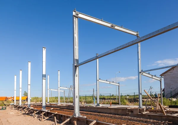 Erection of metal structures in summer sunny day — Stock Photo, Image