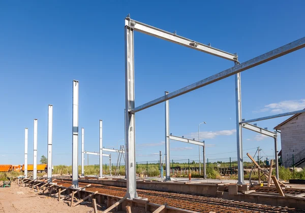 Errichtung von Metallkonstruktionen an sonnigen Sommertagen Stockbild